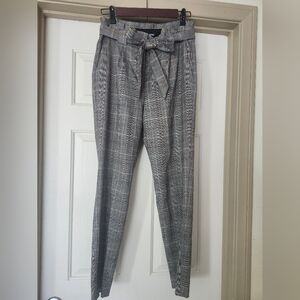 Express ankle/high rise pants, size 6R. ruffled waist